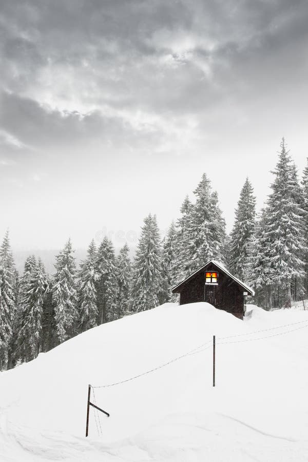 Villetta inverno un buio nuvole.