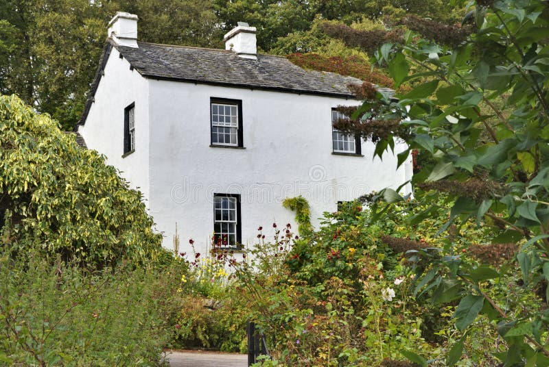 Cottage bianco inglese in terreno boscoso immagine stock libera da diritti Cottage bianco inglese in terreno boscoso immagine stock libera da diritti