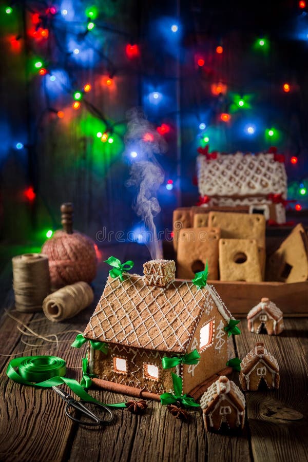 Cottage casalingo del pan di zenzero di Natale nel posto unico fotografia stock libera da diritti Cottage casalingo del pan di zenzero di Natale nel posto unico fotografia stock libera da diritti
