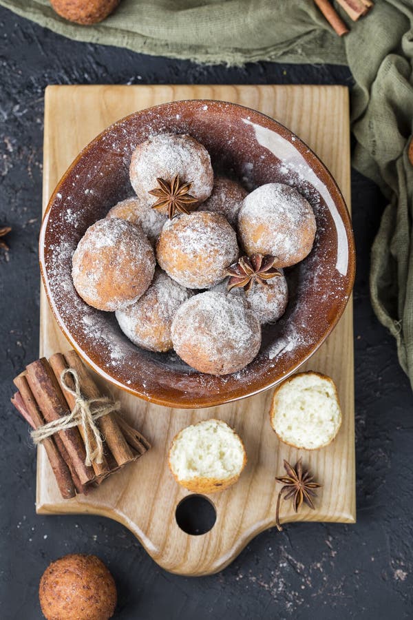 Doméstico cabana queso frito donas en en polvo azúcar.