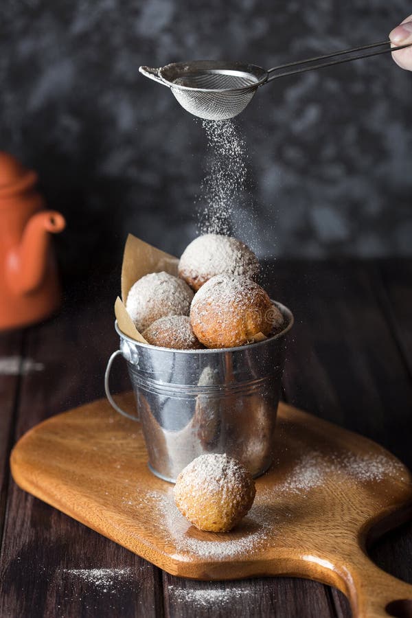 Doméstico cabana queso frito donas en en polvo azúcar.