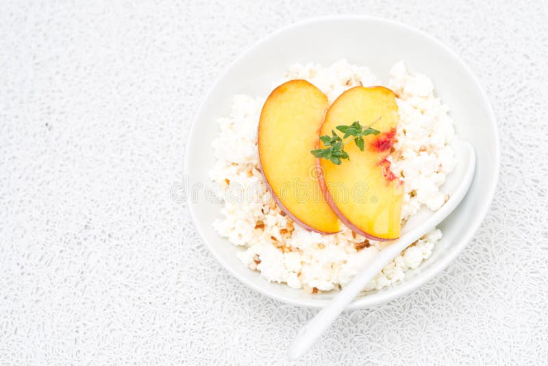Cottage cheese with honey, nuts, fresh peaches and thyme