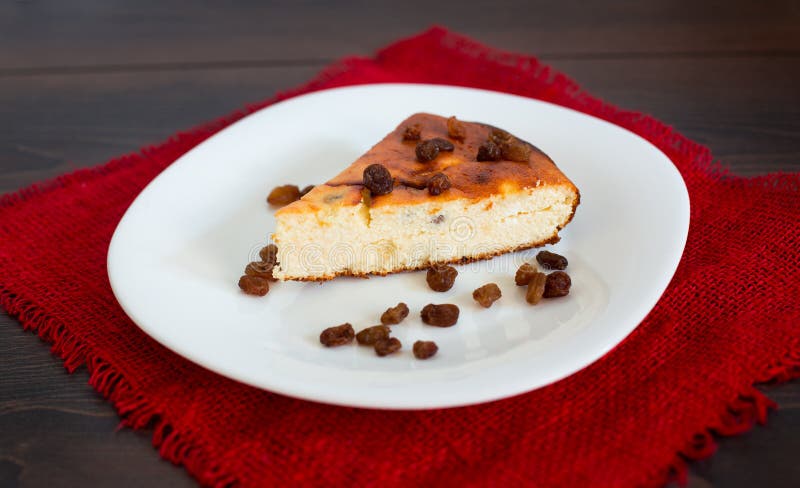 Cottage cheese pie with raisins