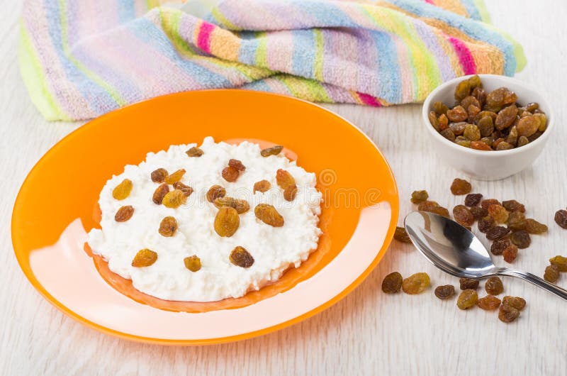 Cottage cheese with sour cream and raisins, bowl with raisins royalty free stock images