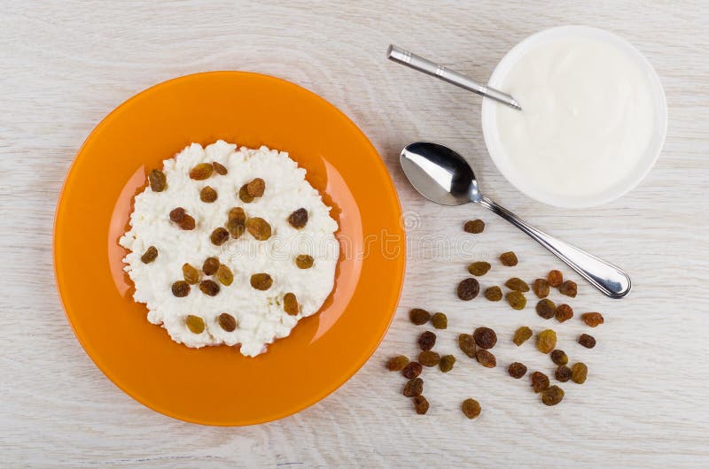 Cottage cheese with sour cream, raisins, bowl with sour cream royalty free stock photos