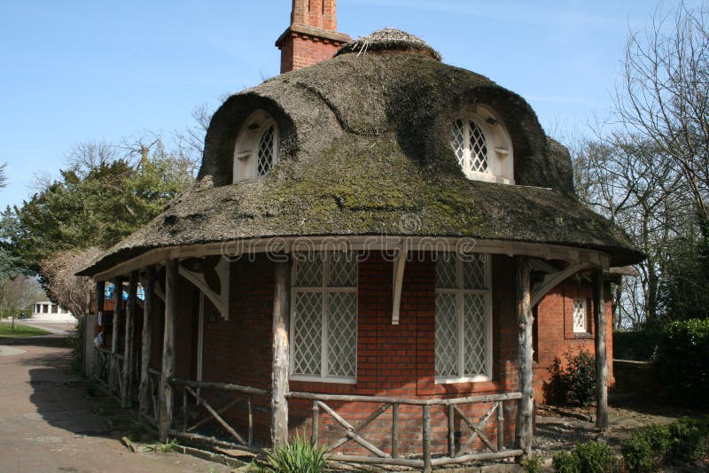 Cottage del tetto del Thatch fotografie stock libere da diritti Cottage del tetto del Thatch fotografie stock libere da diritti