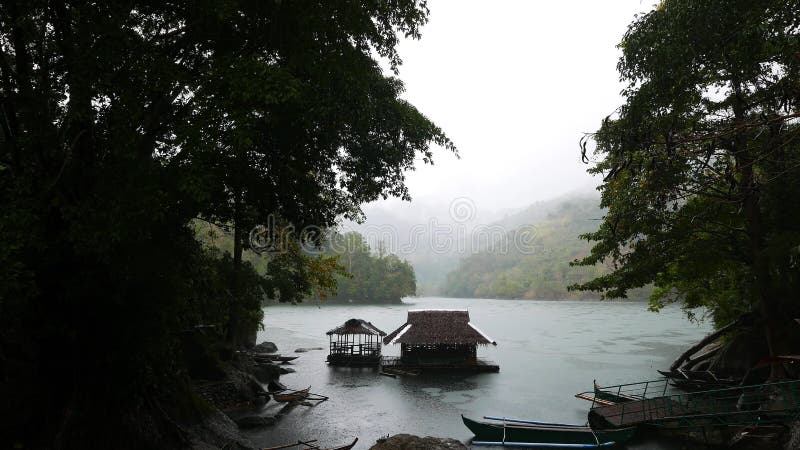 Cottage di galleggiamento nel lago Balanan sotto la pioggia