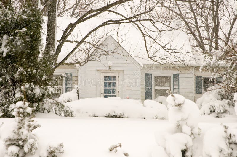 Cottage nella bufera di neve di inverno immagine stock libera da diritti Cottage nella bufera di neve di inverno immagine stock libera da diritti