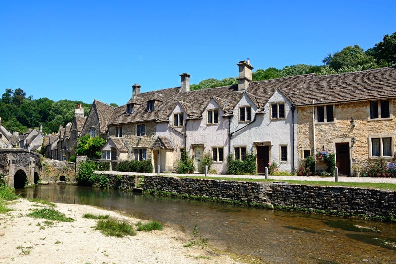 Cottages à côté de la rivière, château Comble photo stock Cottages à côté de la rivière, château Comble photo stock
