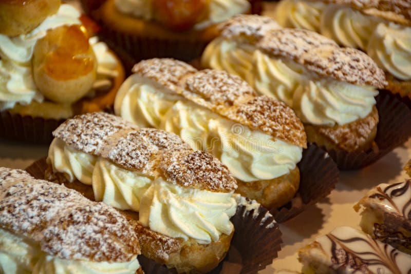 Cotto di recente ha farcito le pasticcerie dolci diParigi-Brest nel forno francese di traditinal in piccolo villaggio in Provenza fotografia stock libera da diritti