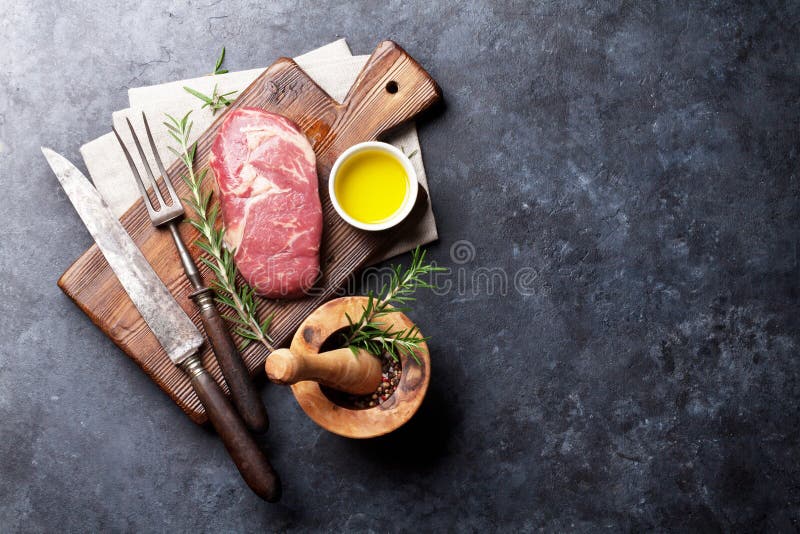 Cottura cruda della bistecca di manzo immagini stock Cottura cruda della bistecca di manzo immagini stock