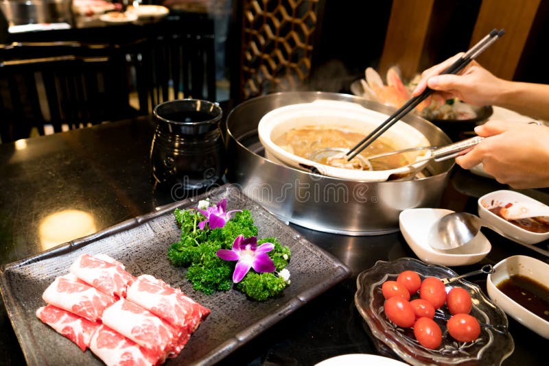 Cottura dello shabu cinese con il pomodoro ciliegia e la carne squisita del manzo immagini stock libere da diritti Cottura dello shabu cinese con il pomodoro ciliegia e la carne squisita del manzo immagini stock libere da diritti