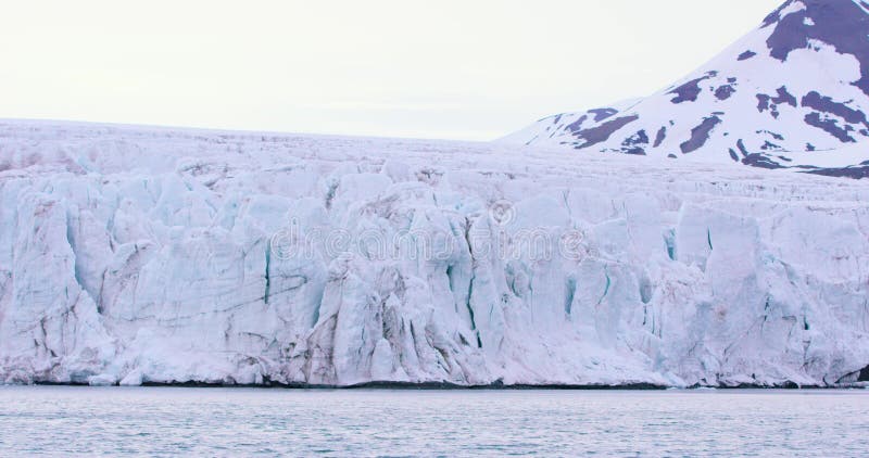 Cottura di un ghiacciaio massiccio nell'Artide