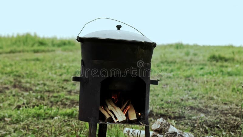 Cottura trattata in calderone Calderone per la cottura sul fuoco Ustione della legna da ardere stock footage