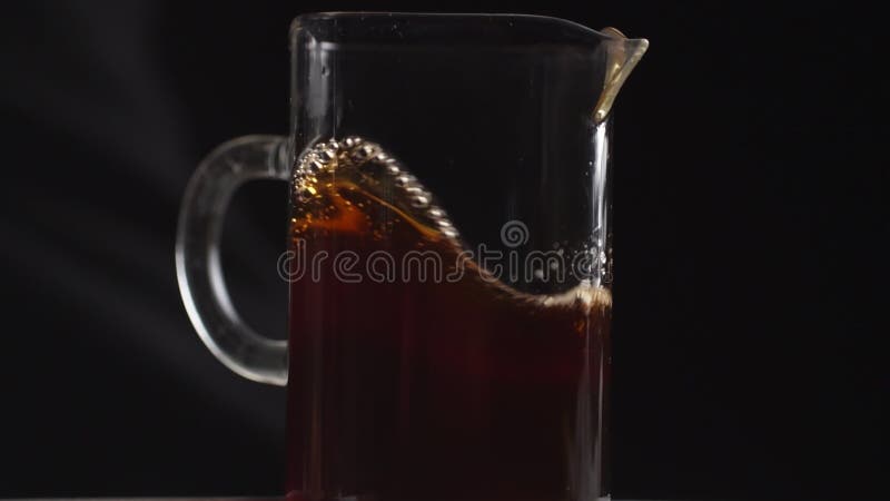 Cottura in un lanciatore di vetro per un'esperienza di bevanda mattutina stimolante. media video d archivio