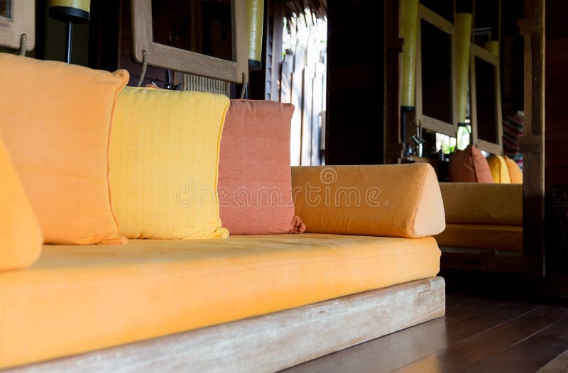 Couch mit Kissen am Hotelzimmer oder am Haus lizenzfreies stockbild Couch mit Kissen am Hotelzimmer oder am Haus lizenzfreies stockbild