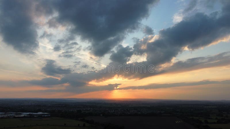 Coucher de soleil avec drone à 120m au-dessus de starbeck harrogate nord yorkshire england royaume-uni nuages bleu soleil rouge or