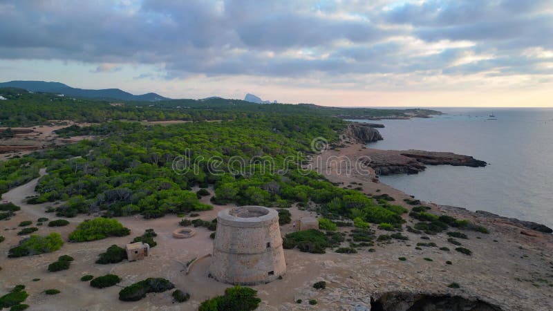 Coucher de soleil côtier serein ancienne tour de guet. belle vue aérienne dessus drone de vol