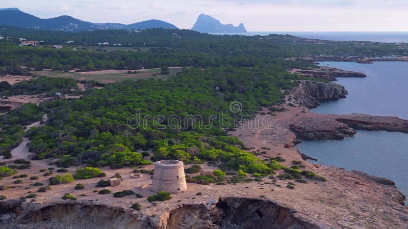 Coucher de soleil côtier serein ancienne tour de guet. drone de vol de vue aérienne spectaculaire