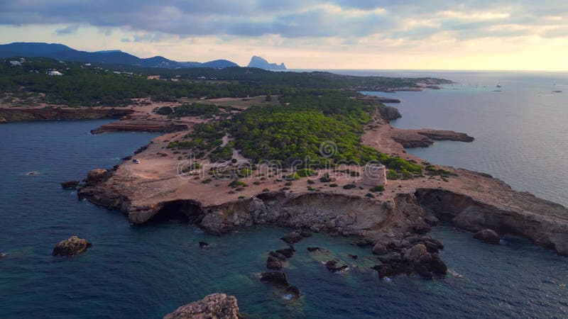 Coucher de soleil côtier serein ancienne tour de guet. drone de vol à vue aérienne spectaculaire