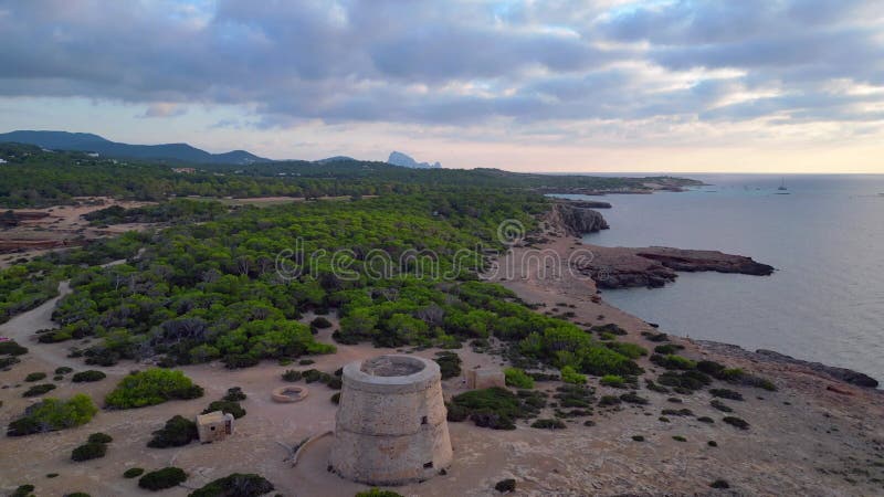 Coucher de soleil côtier serein ancienne tour de guet. meilleur drone de vol de vue aérienne