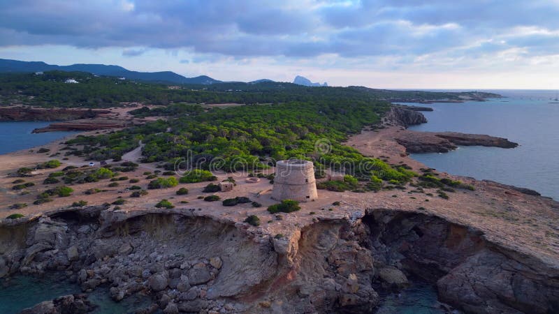 Coucher de soleil côtier serein ancienne tour de guet. superbe vue aérienne dessus drone