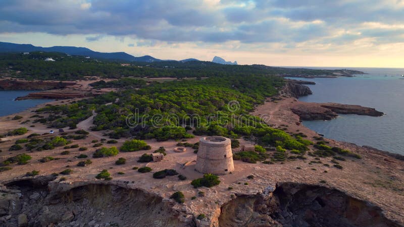 Coucher de soleil côtier serein ancienne tour de guet. superbe vue aérienne dessus drone de vol