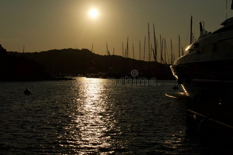 Coucher de soleil dans le port de plaisance de Porto Cervo, Sardaigne, Italie image stock Coucher de soleil dans le port de plaisance de Porto Cervo, Sardaigne, Italie image stock
