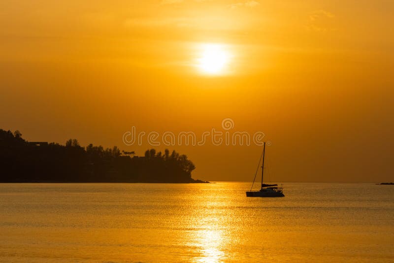 Coucher de soleil kamala plage thaïlande photographie stock