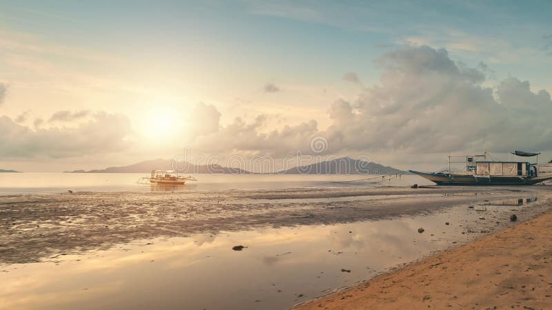 Coucher de soleil sur la plage sur l'île tropicale. fond de voyage. bateaux touristiques en bord de mer eau calme