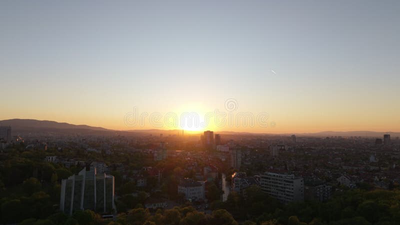 Coucher de soleil sur Sofia City avec parc vert et bâtiments résidentiels banque de vidéos