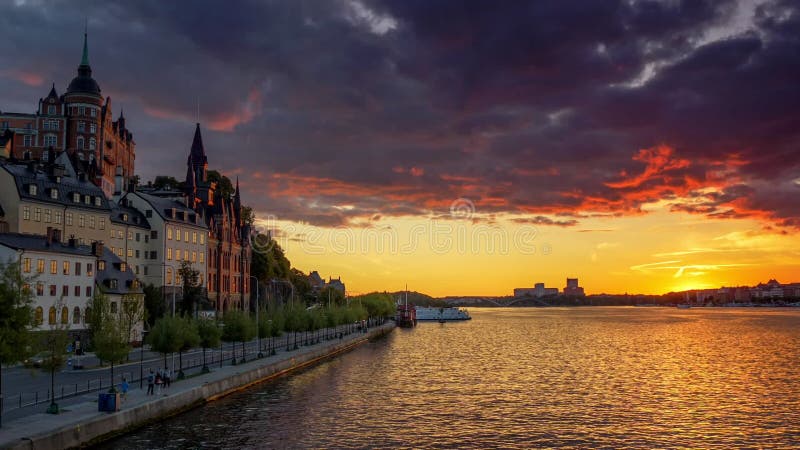 Coucher de soleil vue estivale sur l'architecture de la jetée de la vieille ville dans le quartier sodermalm de stockholm suden. p banque de vidéos