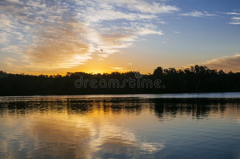 Coucher de soleil été paysage bleu ciel étonnant coloré nuages naturel fond d'écran artistique wallpaperlake soleil. photographie stock libre de droits