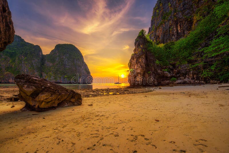 Coucher Du Soleil à La Plage De Maya Sur Lîle De Koh Phi