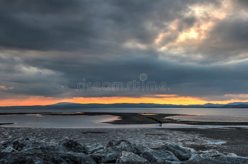 Coucher du soleil ardent au-dessus de baie de Morecambe image libre de droits Coucher du soleil ardent au-dessus de baie de Morecambe image libre de droits