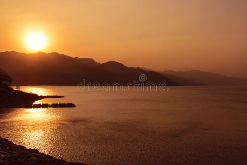 Coucher du soleil au barrage de Srinakarin, photographie stock libre de droits Coucher du soleil au barrage de Srinakarin, photographie stock libre de droits