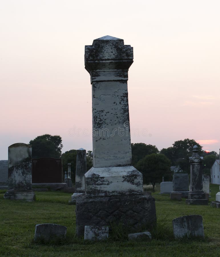 Coucher du soleil au cimetière avec le sort de tombe de famille photos stock Coucher du soleil au cimetière avec le sort de tombe de famille photos stock