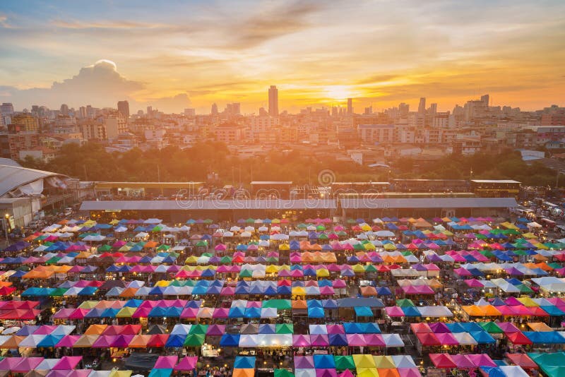 Coucher du soleil au-dessus du centre ville d'affaires de ville de Bangkok et de couleur de multiple de marché aux puces image libre de droits Coucher du soleil au-dessus du centre ville d'affaires de ville de Bangkok et de couleur de multiple de marché aux puces image libre de droits