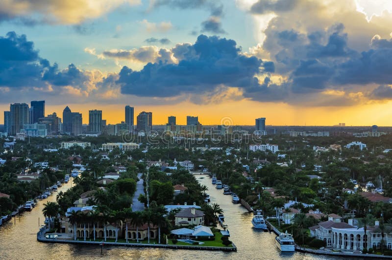 Coucher du soleil au-dessus de Fort Lauderdale du centre images stock Coucher du soleil au-dessus de Fort Lauderdale du centre images stock
