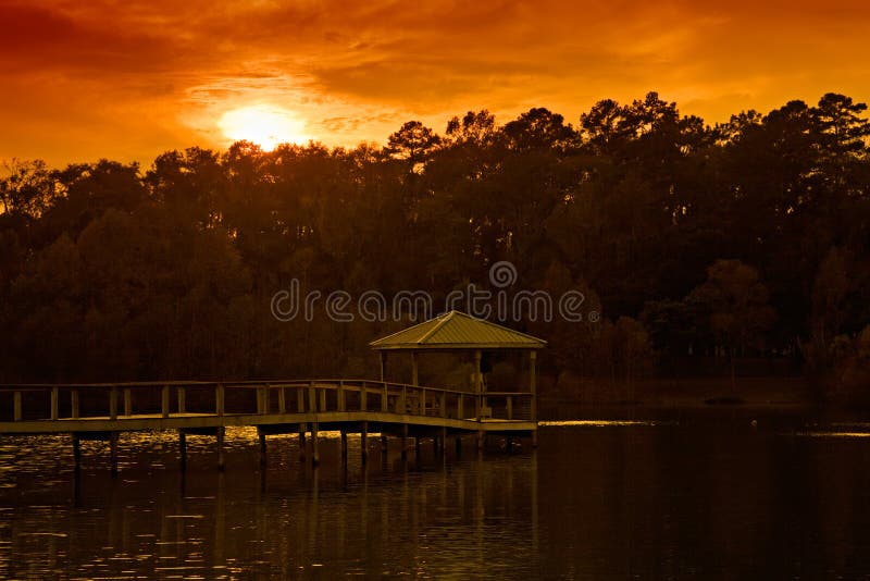 Coucher du soleil au-dessus de Gazebo photo stock Coucher du soleil au-dessus de Gazebo photo stock