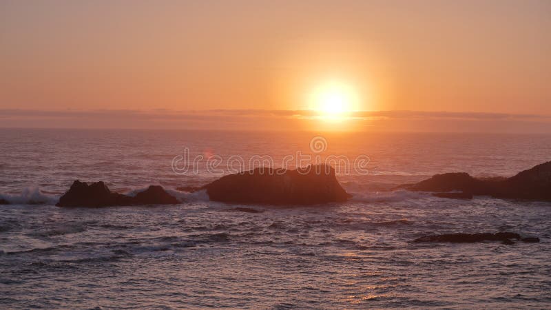 Coucher Du Soleil Au Dessus De Plage De Lorégon Photo Stock