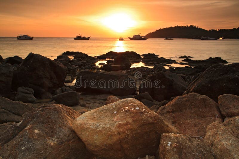 Coucher du soleil au-dessus de la mer avec de belles roches photos libres de droits Coucher du soleil au-dessus de la mer avec de belles roches photos libres de droits