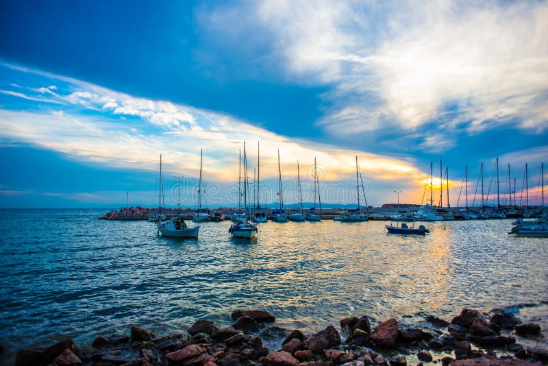 Coucher du soleil au-dessus de la mer en Grèce image libre de droits Coucher du soleil au-dessus de la mer en Grèce image libre de droits