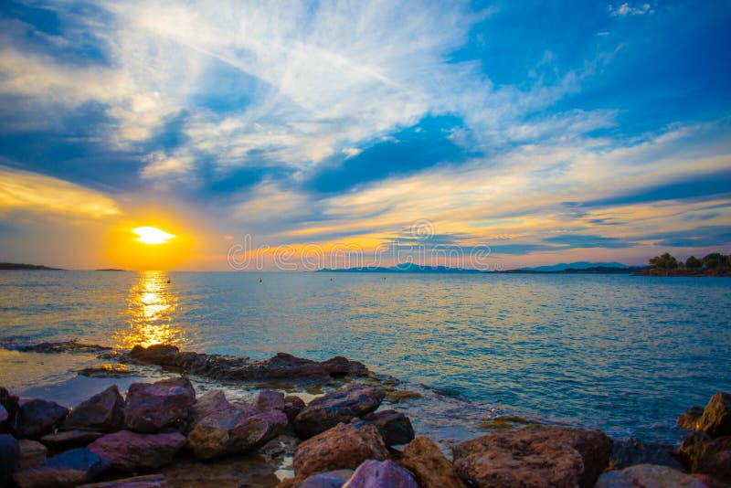 Coucher du soleil au-dessus de la mer en Grèce image stock Coucher du soleil au-dessus de la mer en Grèce image stock