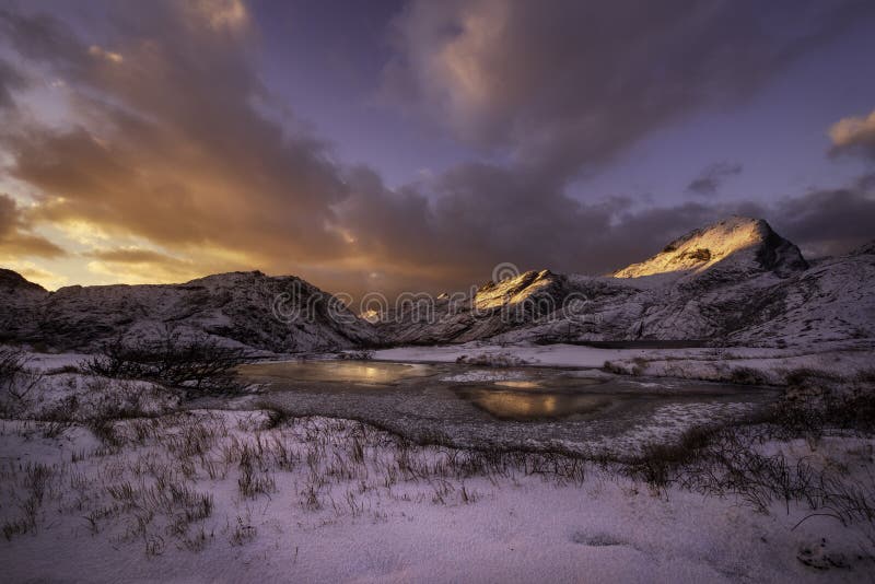 Coucher du soleil au-dessus de Lofoten, Norvège images libres de droits Coucher du soleil au-dessus de Lofoten, Norvège images libres de droits