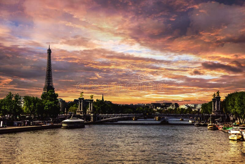 Coucher du soleil au-dessus de Paris photos libres de droits Coucher du soleil au-dessus de Paris photos libres de droits