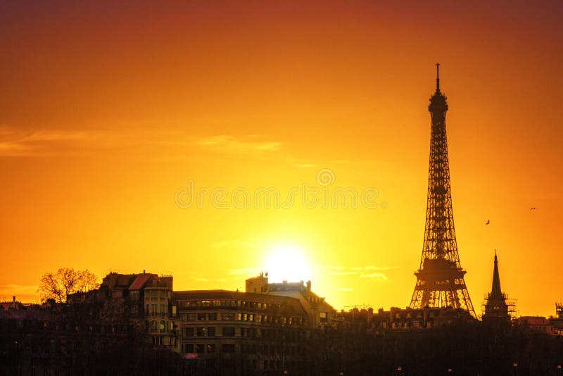 Coucher du soleil au-dessus de Paris images libres de droits Coucher du soleil au-dessus de Paris images libres de droits