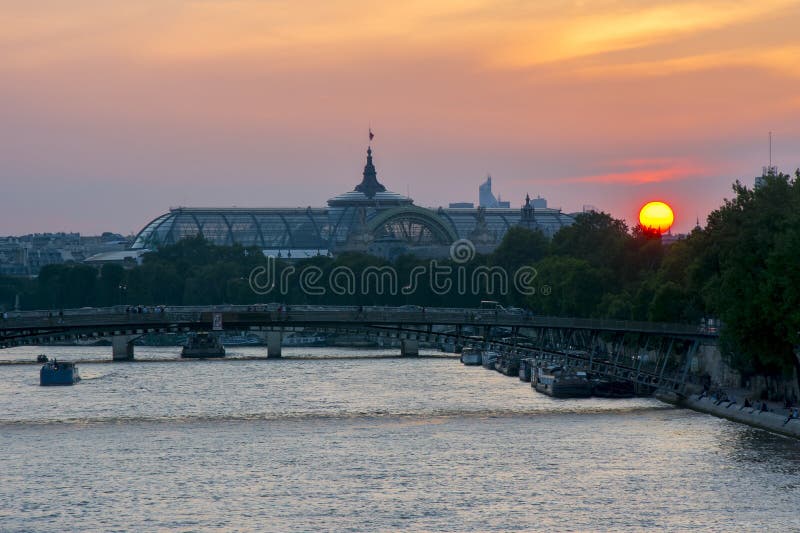 Coucher du soleil au-dessus de Paris, France photos stock Coucher du soleil au-dessus de Paris, France photos stock