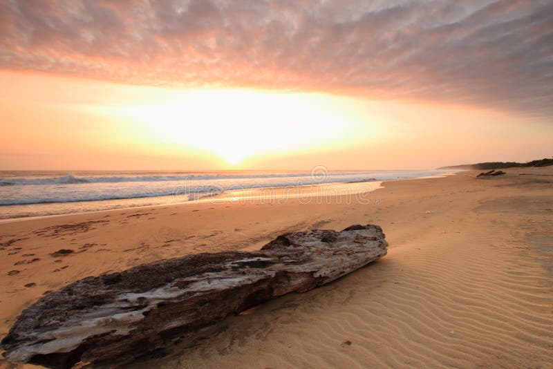 Coucher du soleil au-dessus de plage tropicale photographie stock libre de droits Coucher du soleil au-dessus de plage tropicale photographie stock libre de droits