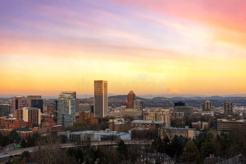 Coucher du soleil au-dessus de Portland OU de paysage urbain et de capot Etats-Unis de Mt photos stock Coucher du soleil au-dessus de Portland OU de paysage urbain et de capot Etats-Unis de Mt photos stock